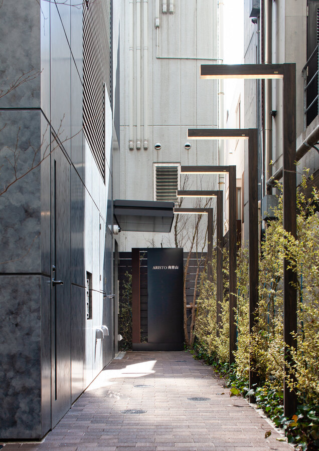ARISTO青山_建物脇通路.JPG